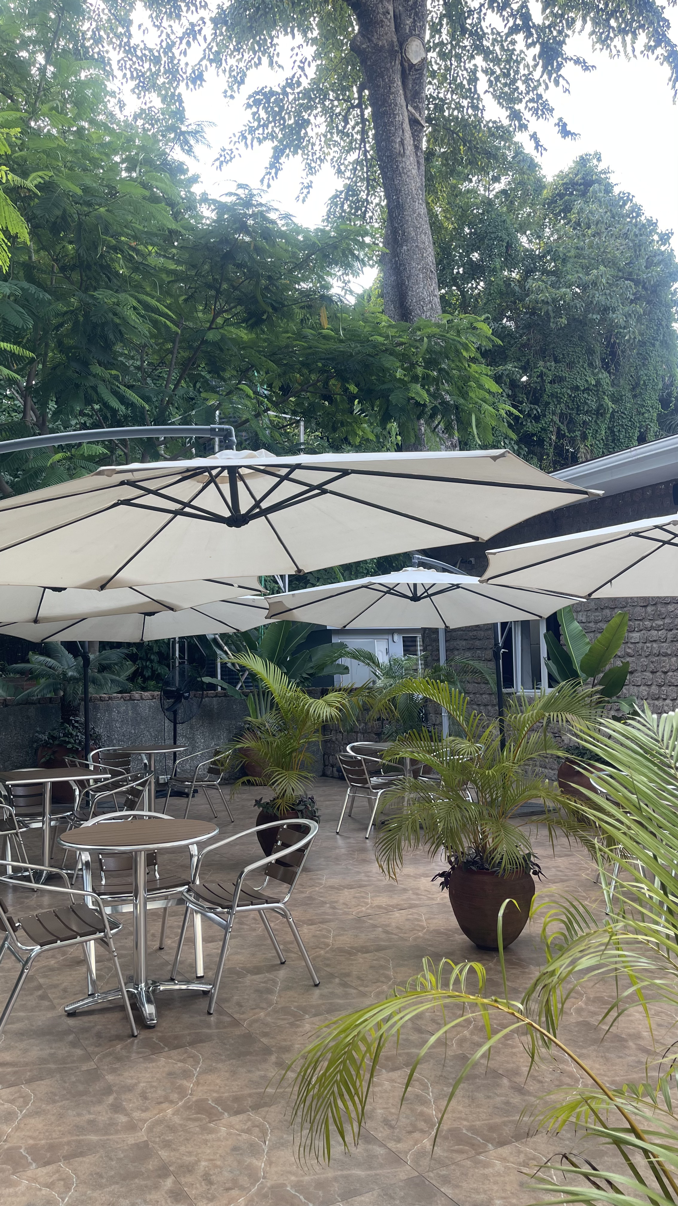 Outdoor seating at Lantees Cafe